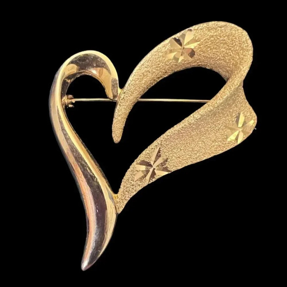 Vintage 60s-70s Textured Open Heart Brooch Pin Gold Tone - Picture 1 of 4